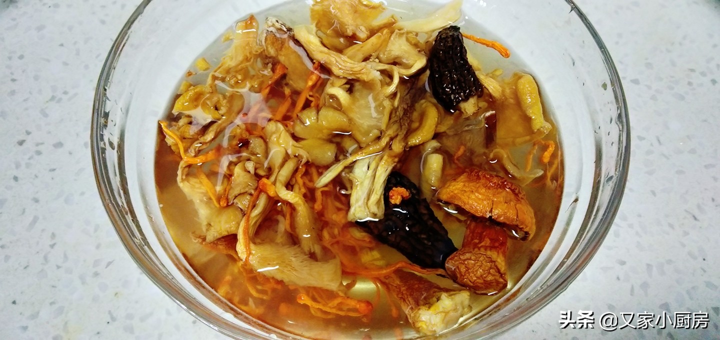 一款特适合秋冬季给家人食补的鸭架汤，补肺润燥、健脾养胃又不腻