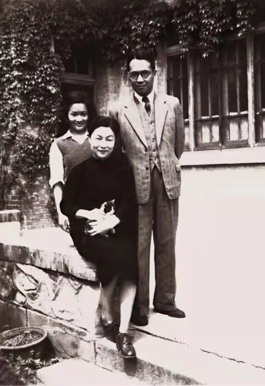 望着可爱的女儿,钱钟书高兴地说:"圆圆是我毕生的杰作.