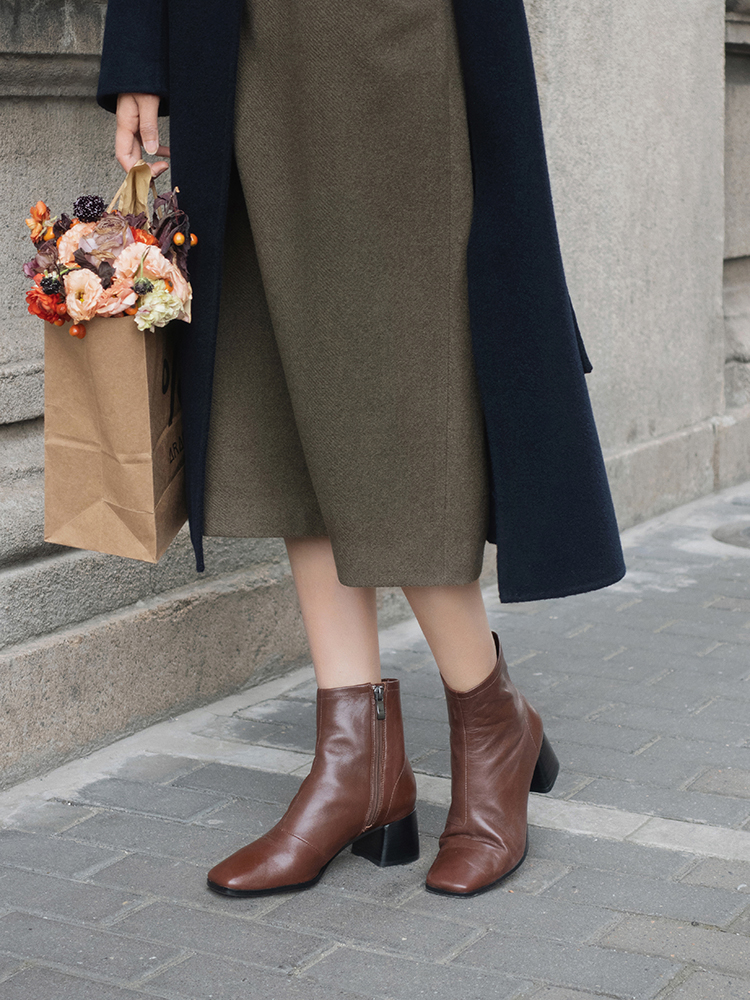 小个子女生，尽量穿大衣配短靴，2021年流行这几款，气质非凡