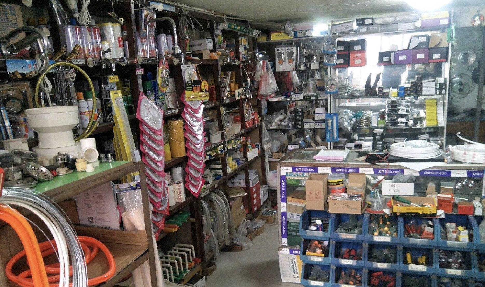 基本上进入五金店都是直奔主题,不会出现像是商店超市这种,人家随便