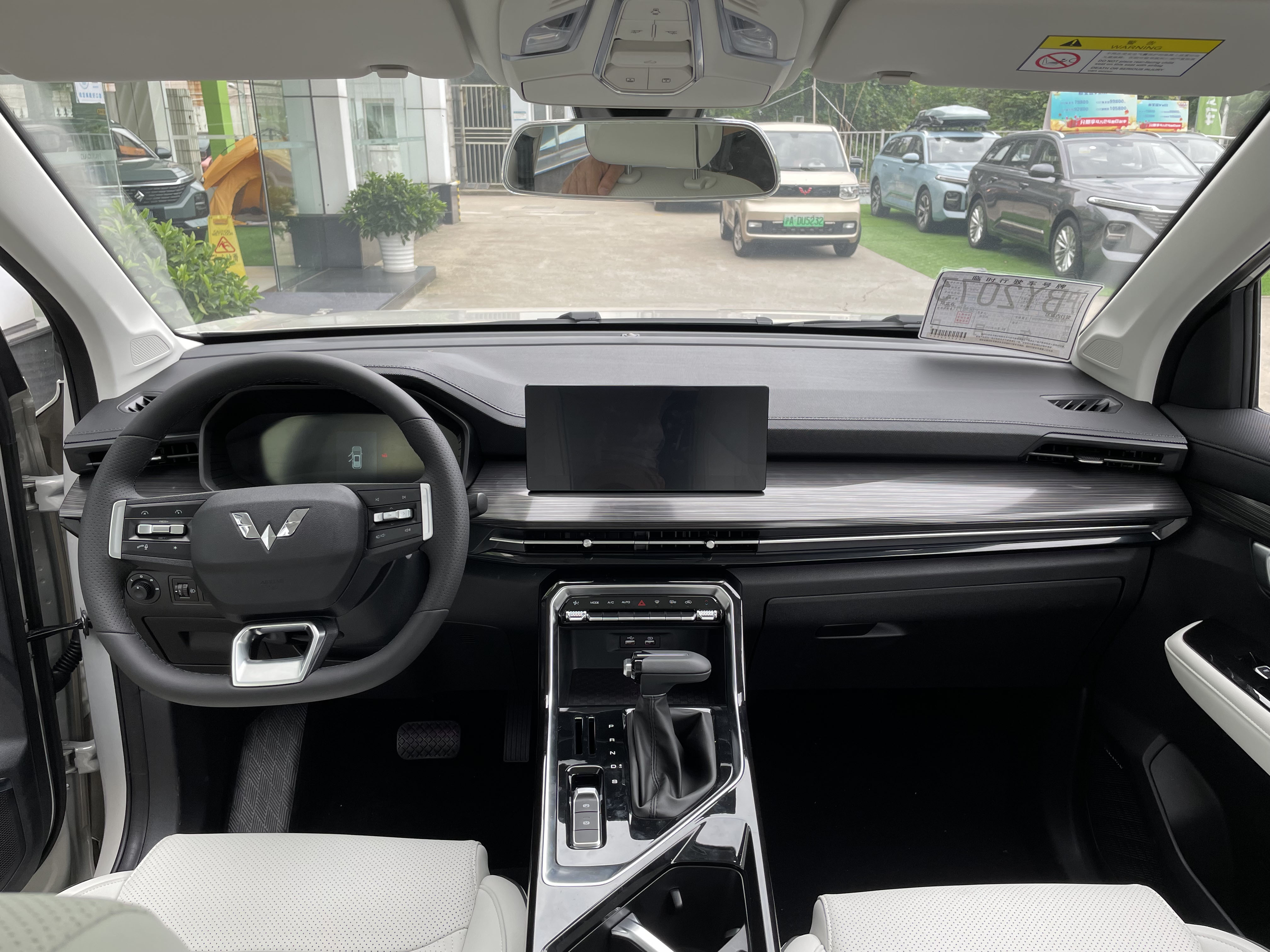 五菱星辰的外观,内饰设计跟上了时代潮流,已经和红标的五菱车型拉开了