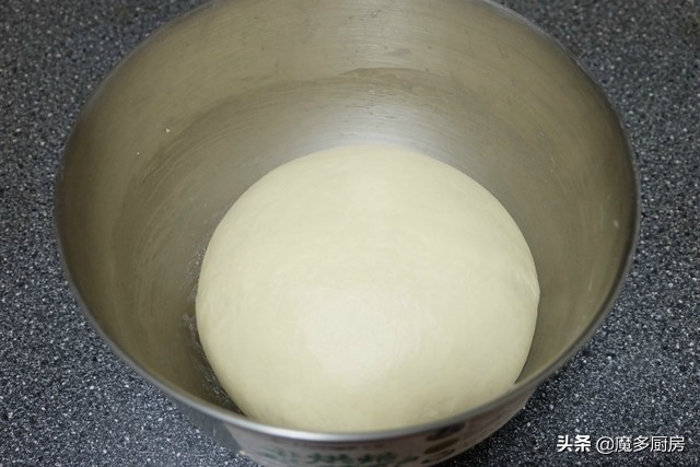 想吃面包不用买，这个面包做法太简单，一盘12个，香甜松软拉丝