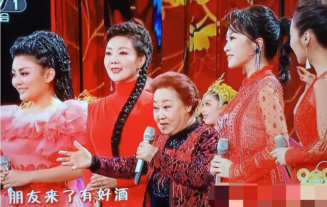 90岁女高音歌唱家郭兰英，登春晚舞台演唱《我的祖国》，引人泪目