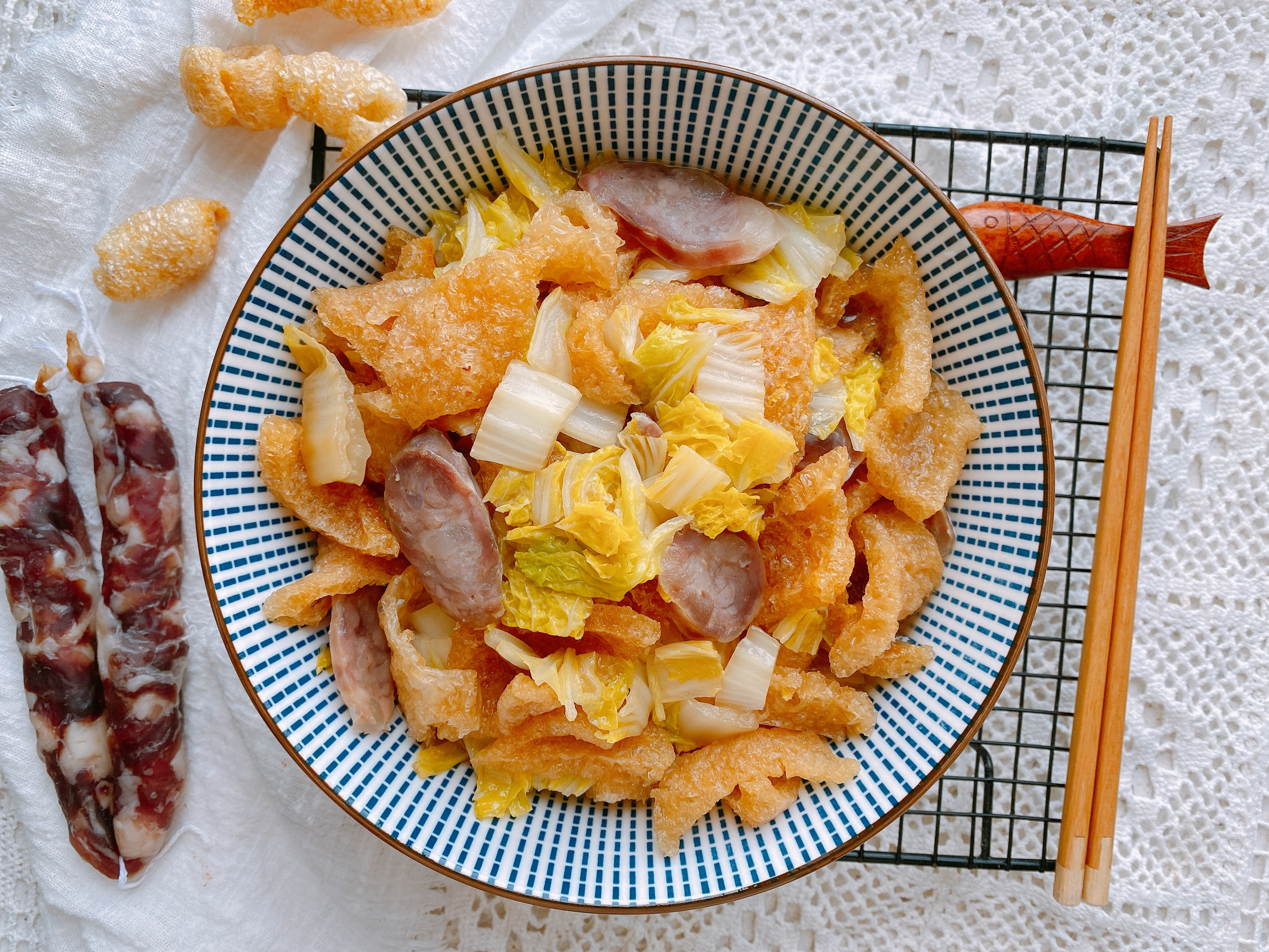 猪皮这样做太香了，加点白菜，吸饱汤汁咸香入味，爽滑劲道超下饭