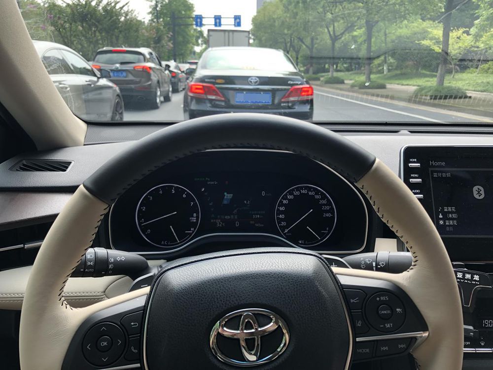 亚洲龙和凯美瑞怎么选？两车都开过，我更推荐亚洲龙