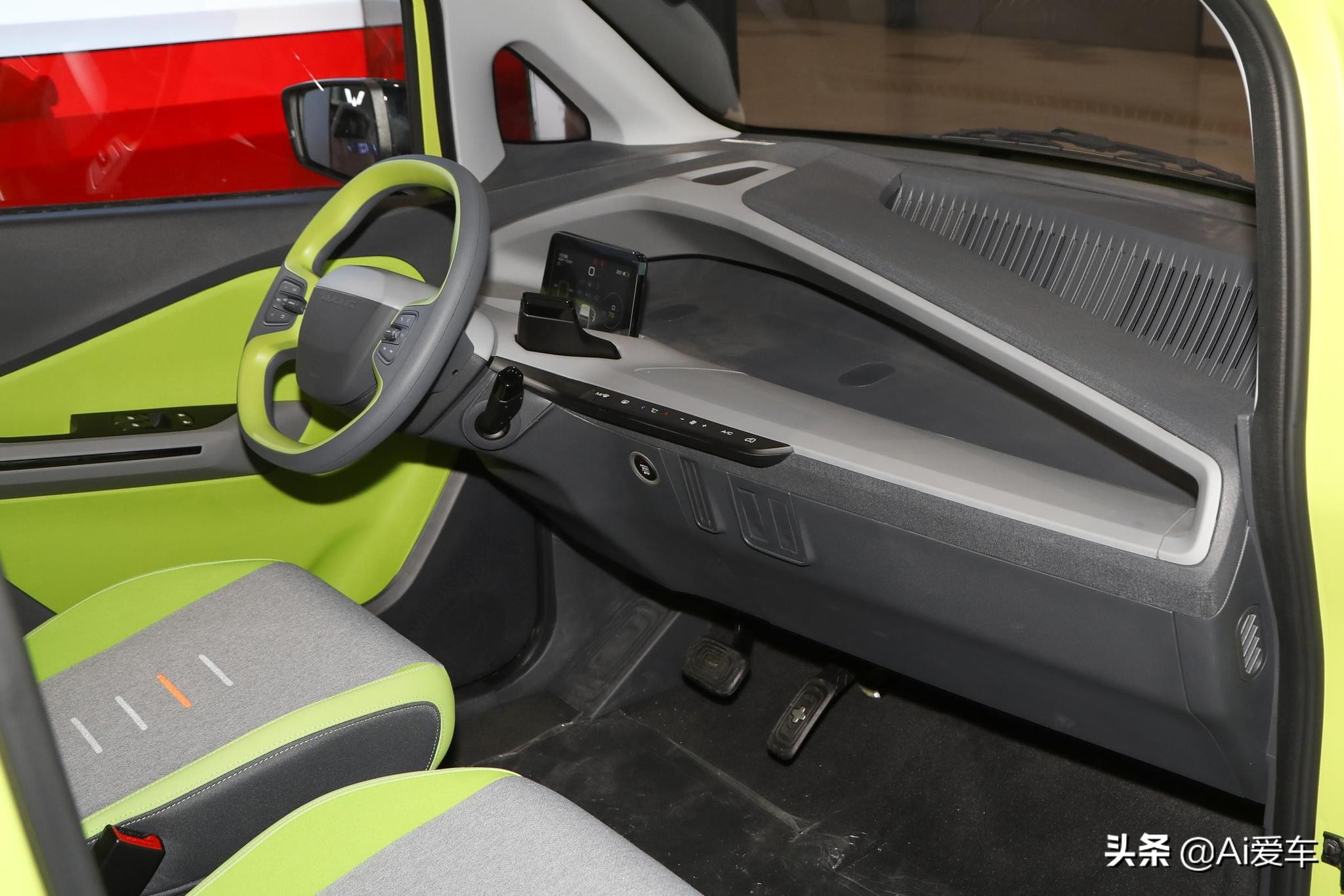 满电跑305公里，灵巧快充代步车，好开好养好停，实拍五菱Nano EV