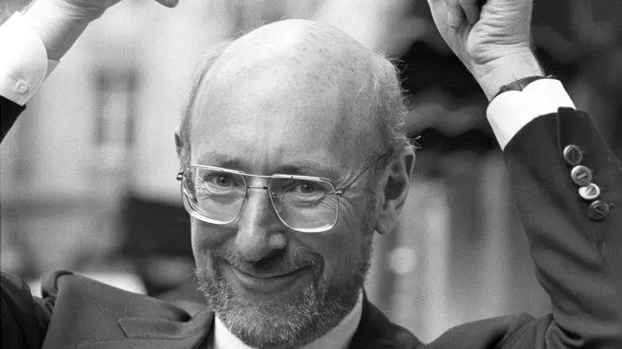 这个大佬把价格打下来后，有几百万人用上了电脑