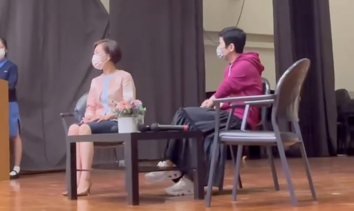 吴君如带丈夫女儿回母校，陈可辛厚底鞋抢镜，女儿身高快赶上妈妈