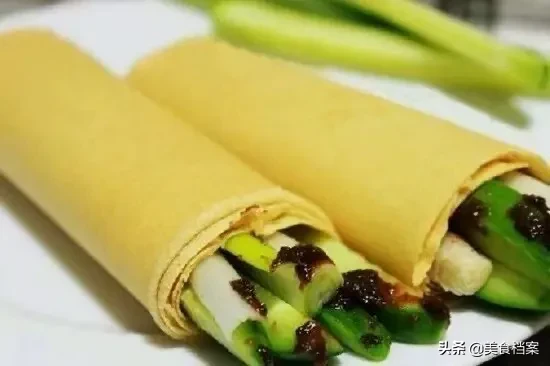 山东煎饼卷大葱的正宗家常做法,传统手工制作这些工具你认识吗?