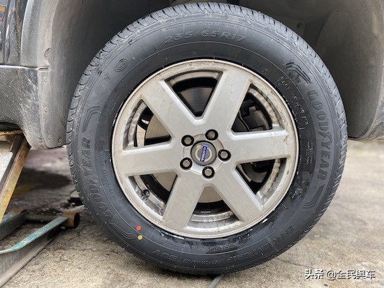 轮胎作业</p><p>　　北欧旗舰SUV-XC90更换固特异轮胎小记 御乘系列不止静音