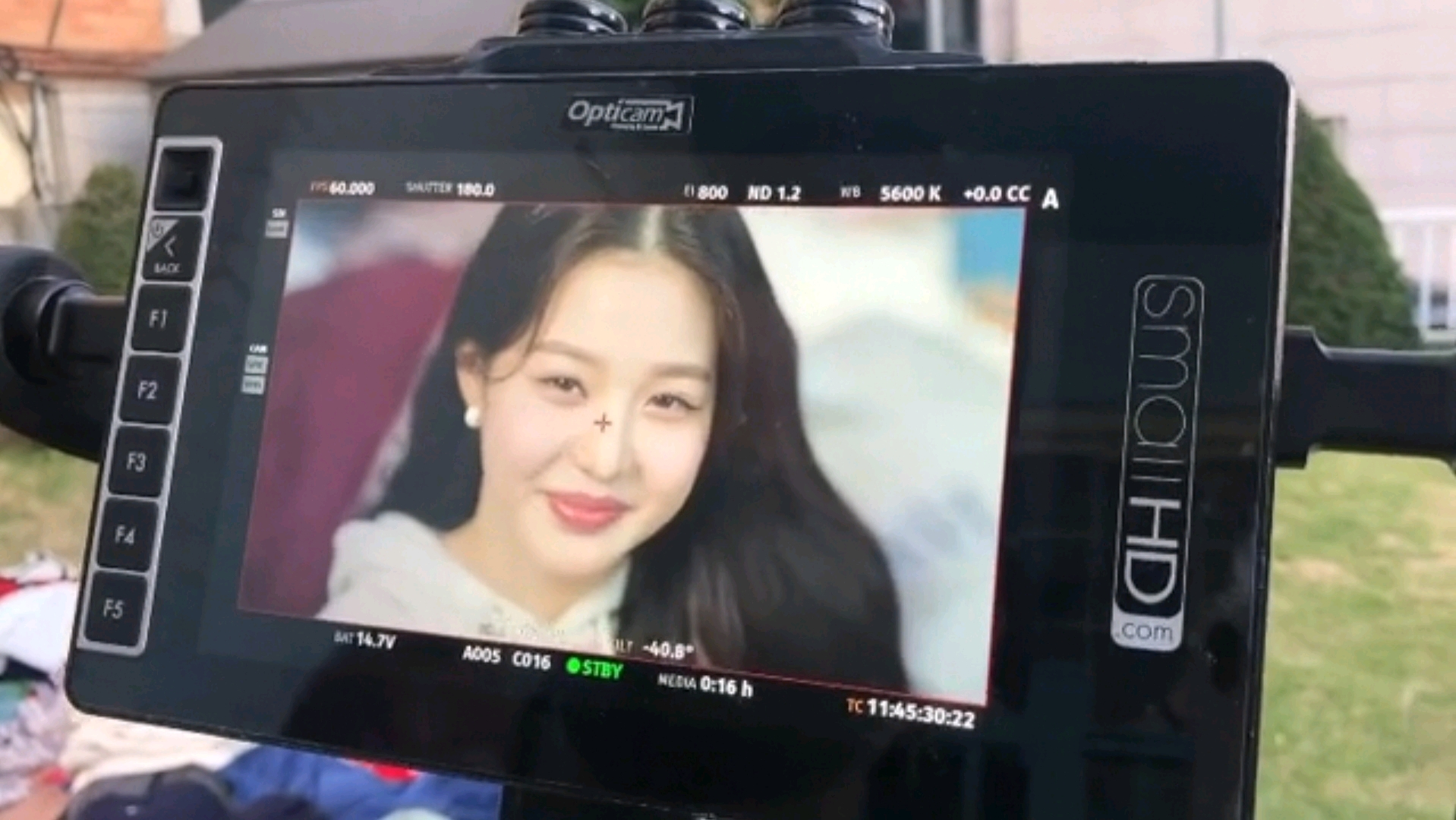 前IZONE成員張元英，即將出道女團的C位美貌，工作人員也懸殊