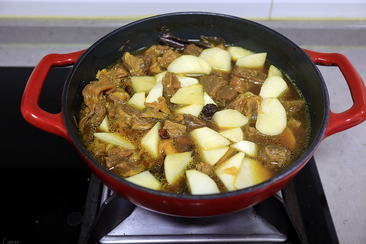 红烧牛肉别老用土豆，三伏天解馋要放它，1元1斤水灵灵不上火
