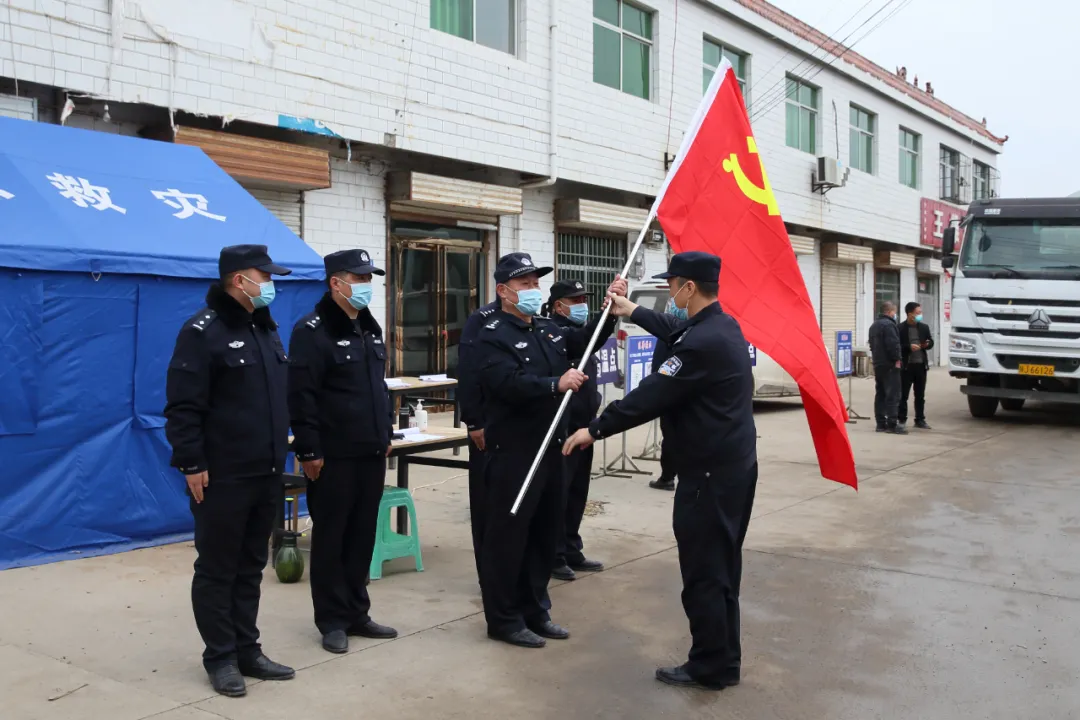 甘泉公安：抗疫一线党旗红 勇担使命践初心