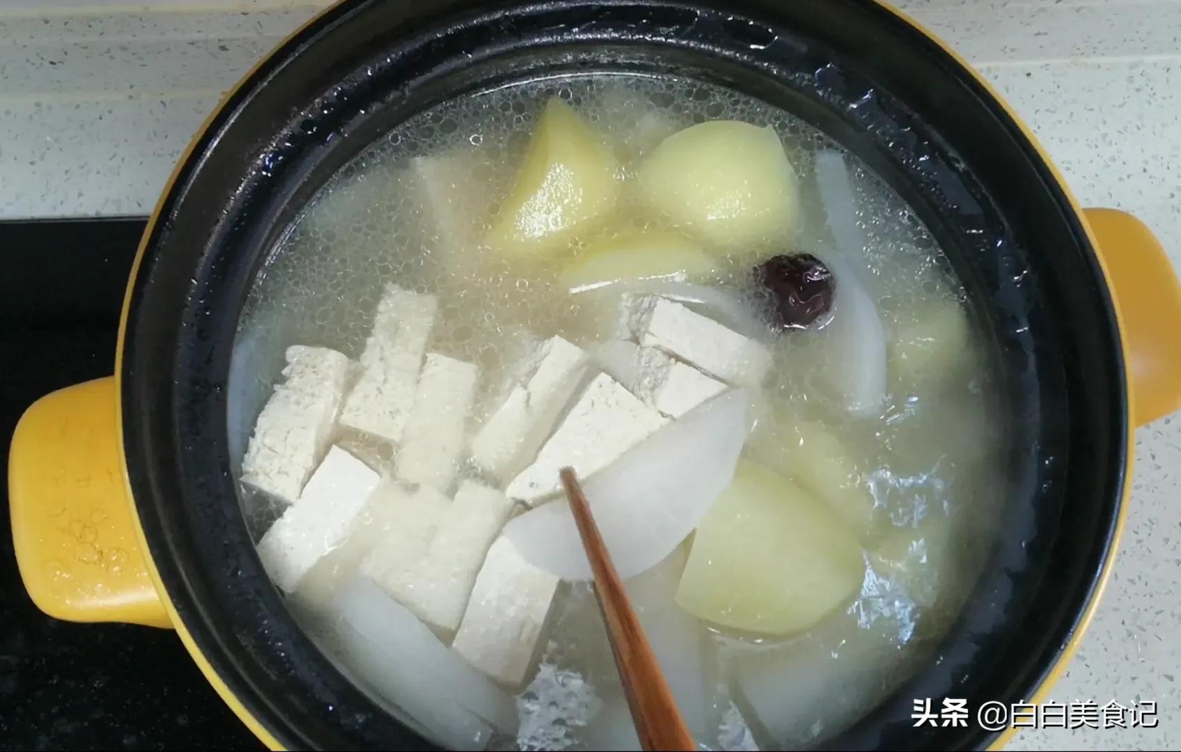 白萝卜排骨汤，砂锅煲可以使食物和汤长时间焖煮使肉烂，汤汁鲜美