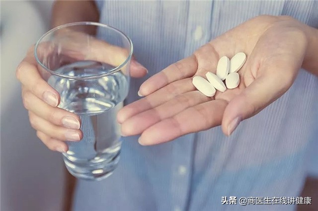 烧心反酸胃难受怎么办？医生：用这2个方法可以得到缓解