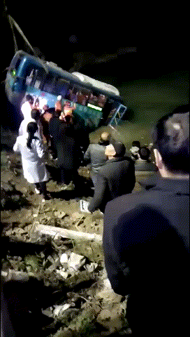 陕西汉中公交车坠江2死事故原因查明：系司机单手控制方向盘所致