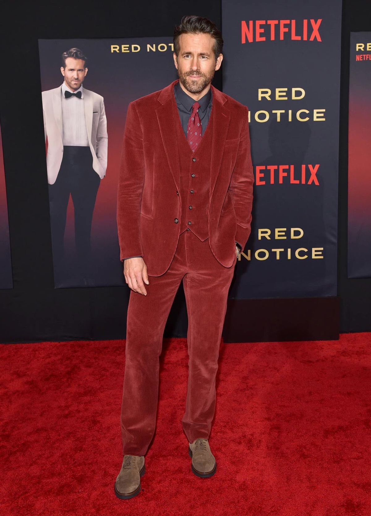 巨石强森带妈妈出席首映礼，母子俩长得太像，网友：区别只是头发