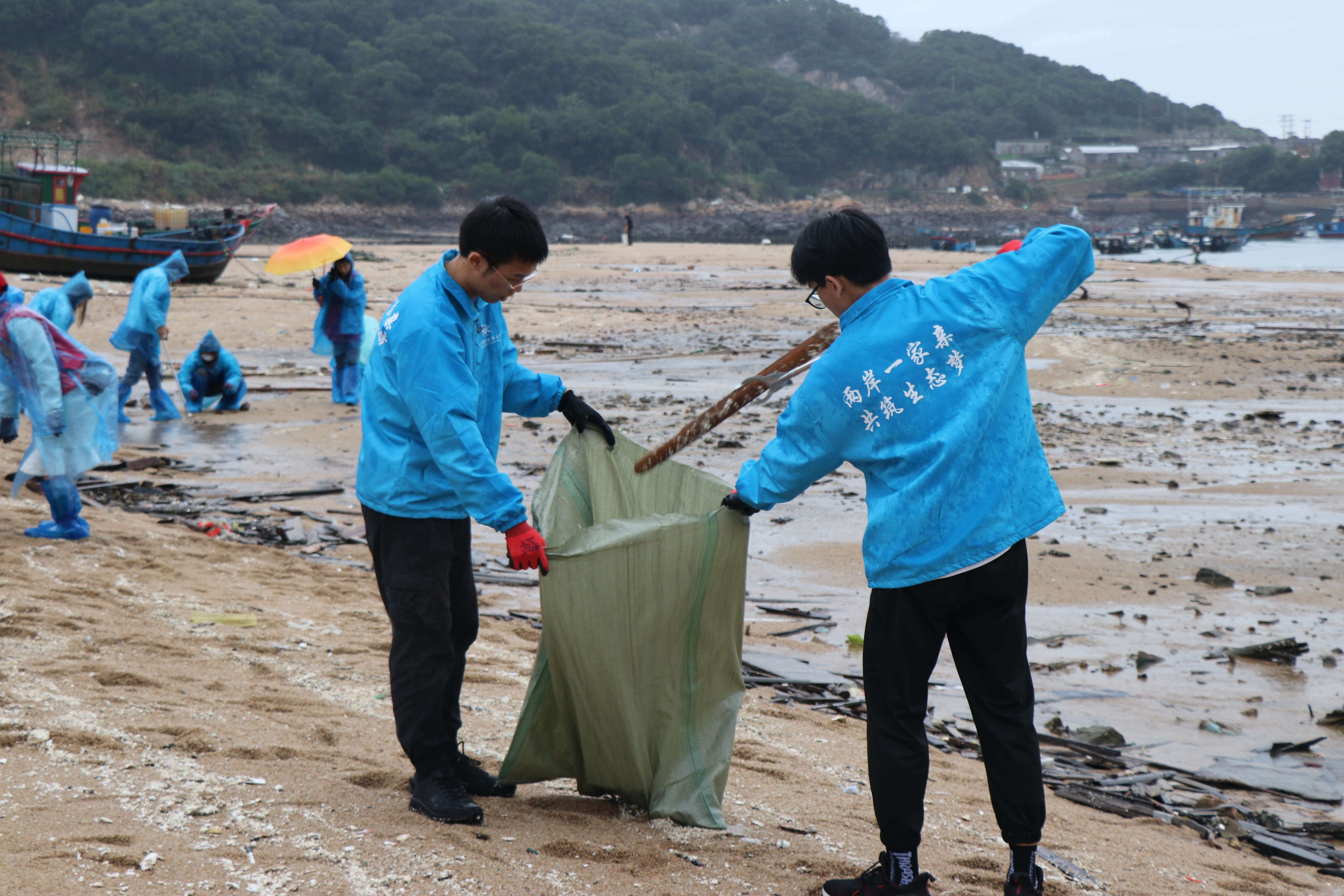 福建连江与马祖携手举办海洋生态环保净滩活动