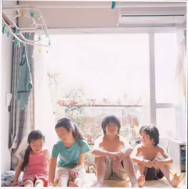 12岁男孩把亲生父母告上法庭，理由是“他们生下了我”！