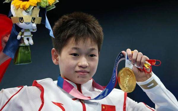 全红婵50万豪车开到家了！迈合村又沸腾，网友：老爸还是大哥开？