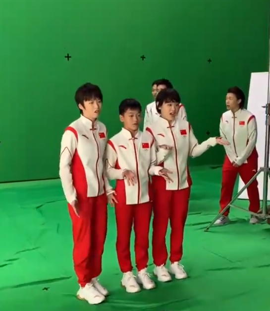 全红婵拍宣传片画面曝光，无力摇动双手太萌，师哥在后面鼓掌打气