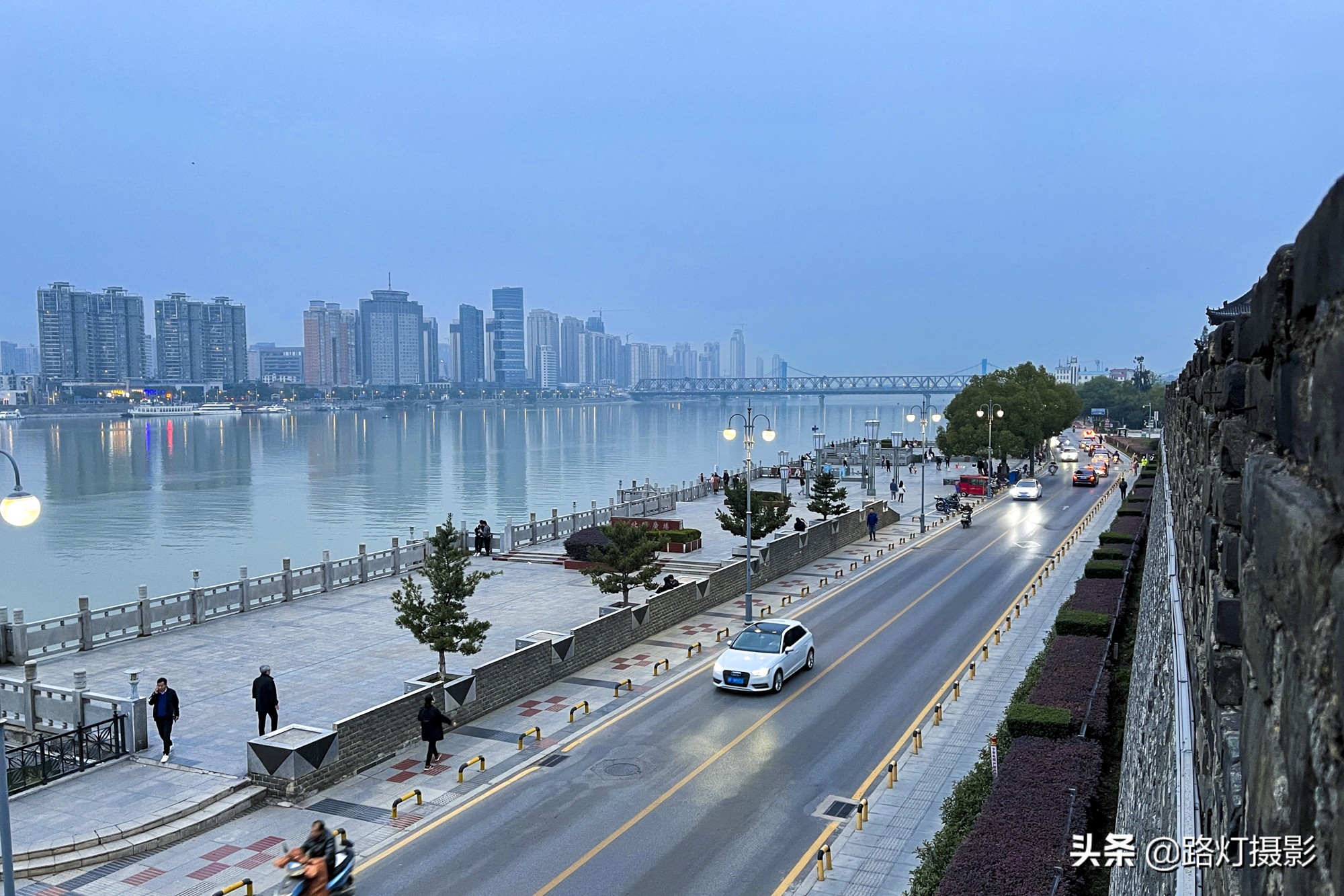 火遍襄阳的网红美食，小两口靠卖饼月入10万，什么饼卖得这么火？