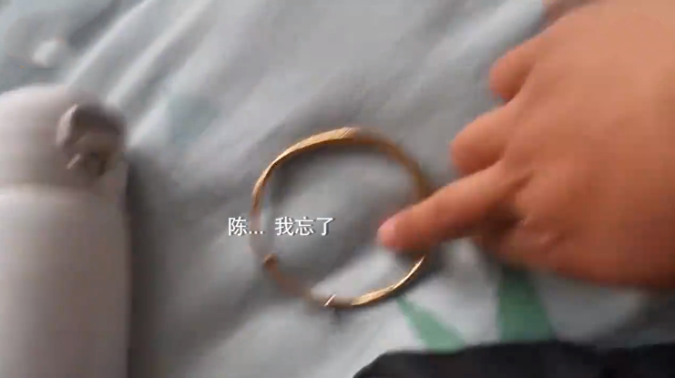 儿子收幼儿园同学礼物，妈妈以为是玩具刚想扔，老师要回：是金子