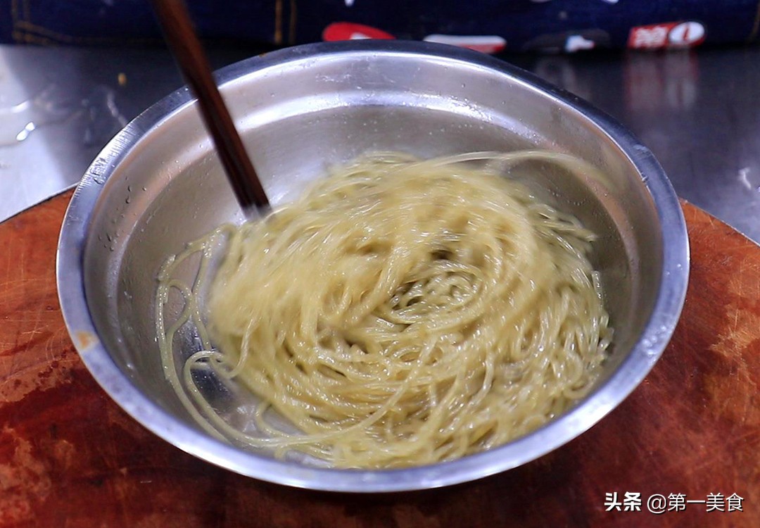 图片[2]-【豆芽炒粉条】做法步骤图总 厨师长教不粘锅做法和诀窍-起舞食谱网