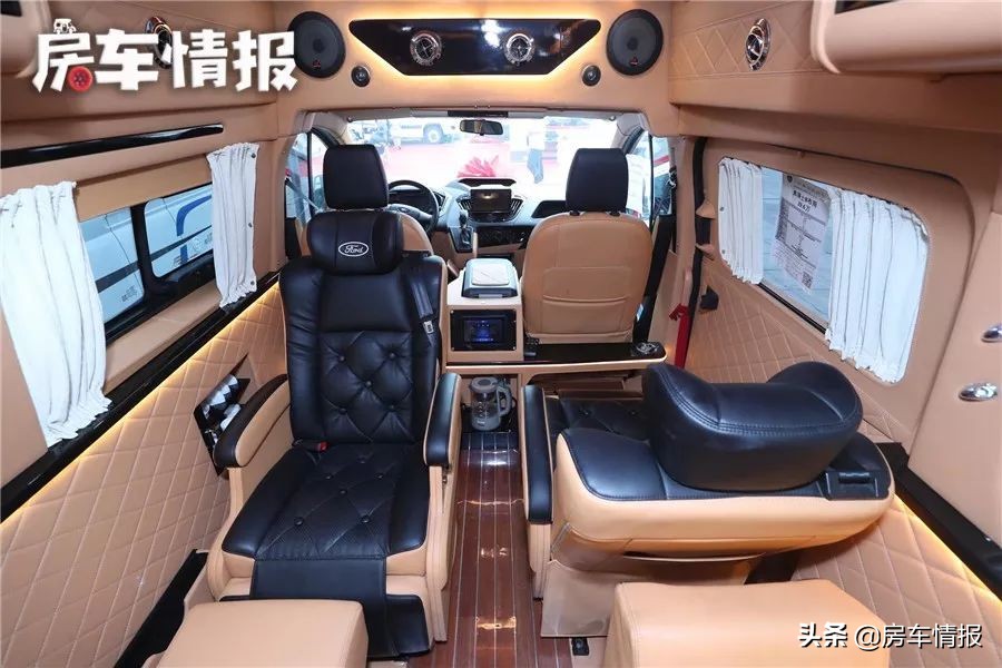 能坐6人的福特商务房车，30多万配航空座椅，内部可变床能住3口人
