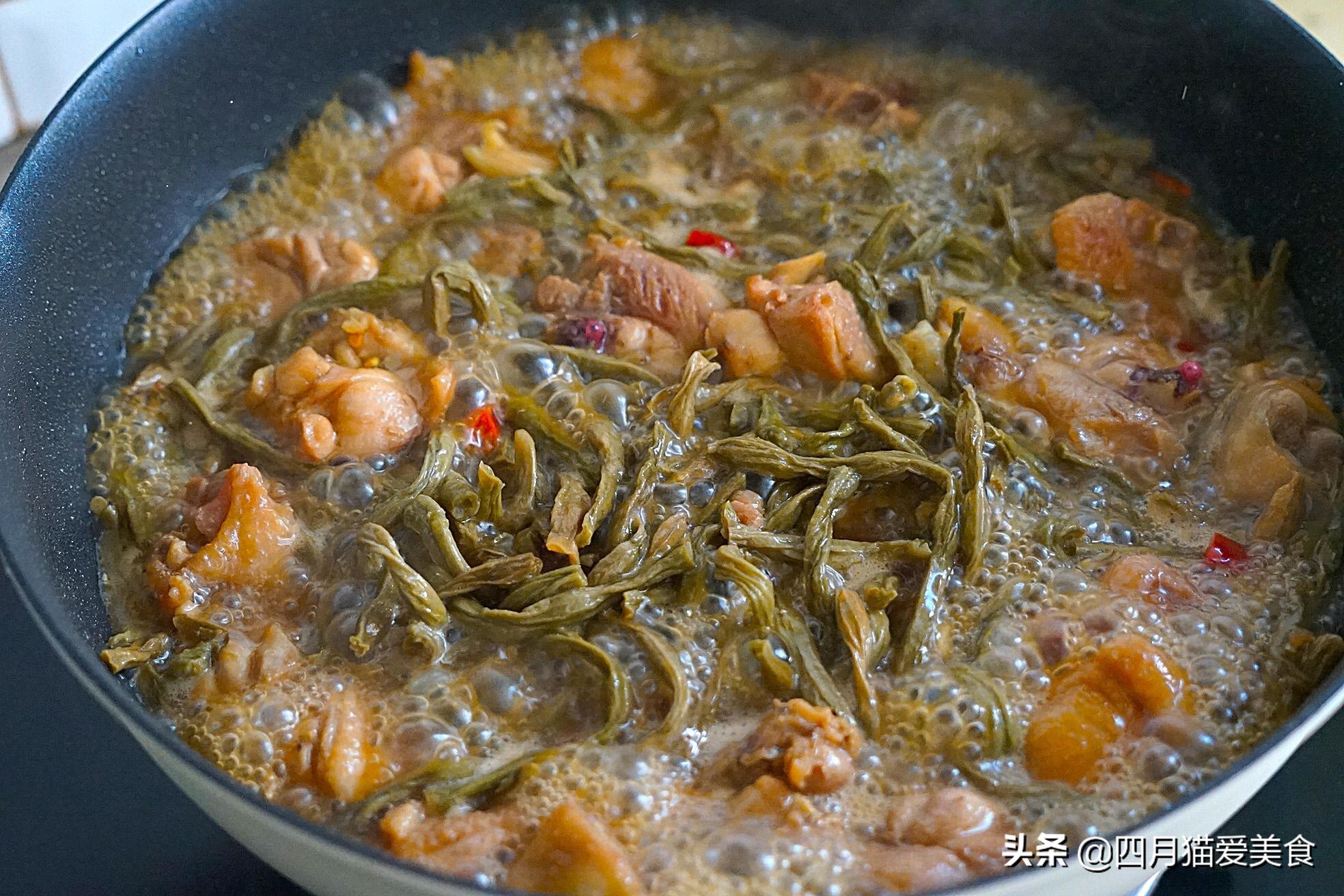 豆角晒干后，和鸡肉这样炖，味道好吃到嗨，我家每周要吃一次