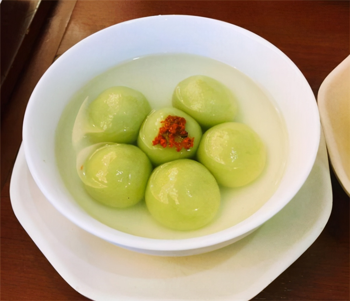 速冻汤圆怎么煮？下锅的水冷热有诀窍，出锅多一步，软糯不破皮