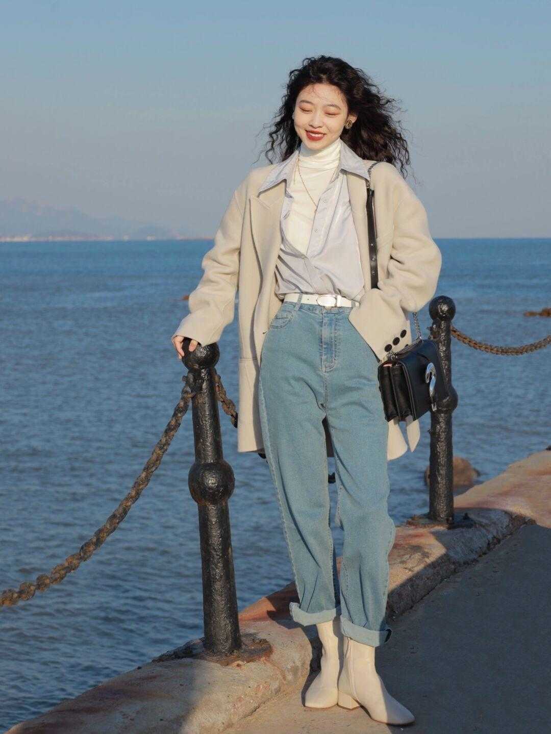 小个子女生，尽量穿大衣配短靴，2021年流行这几款，气质非凡