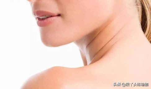别让颈纹暴露了你的年龄！教你几招，帮你轻松消除颈纹