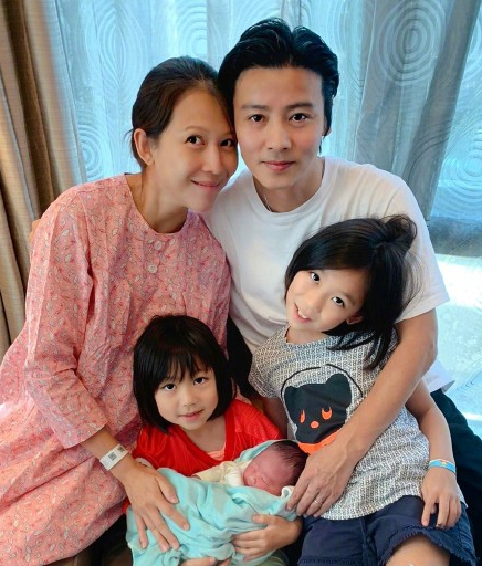 46歲蔡少芬三胎生了！老公張晉發博官宣喜訊，曬一家五口幸福合照