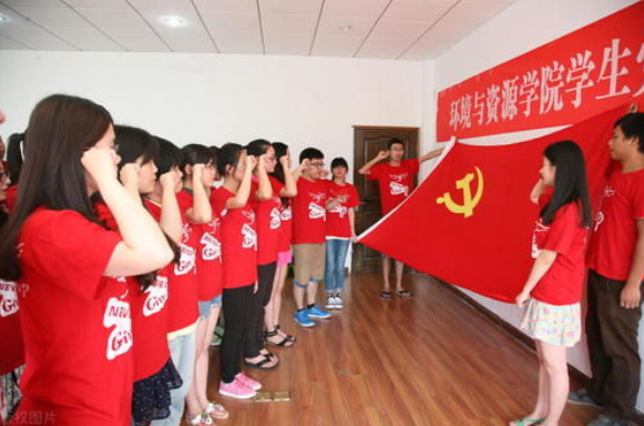 大學生入黨的“硬性條件”有哪些？符合才能參選，盡量在大一申請