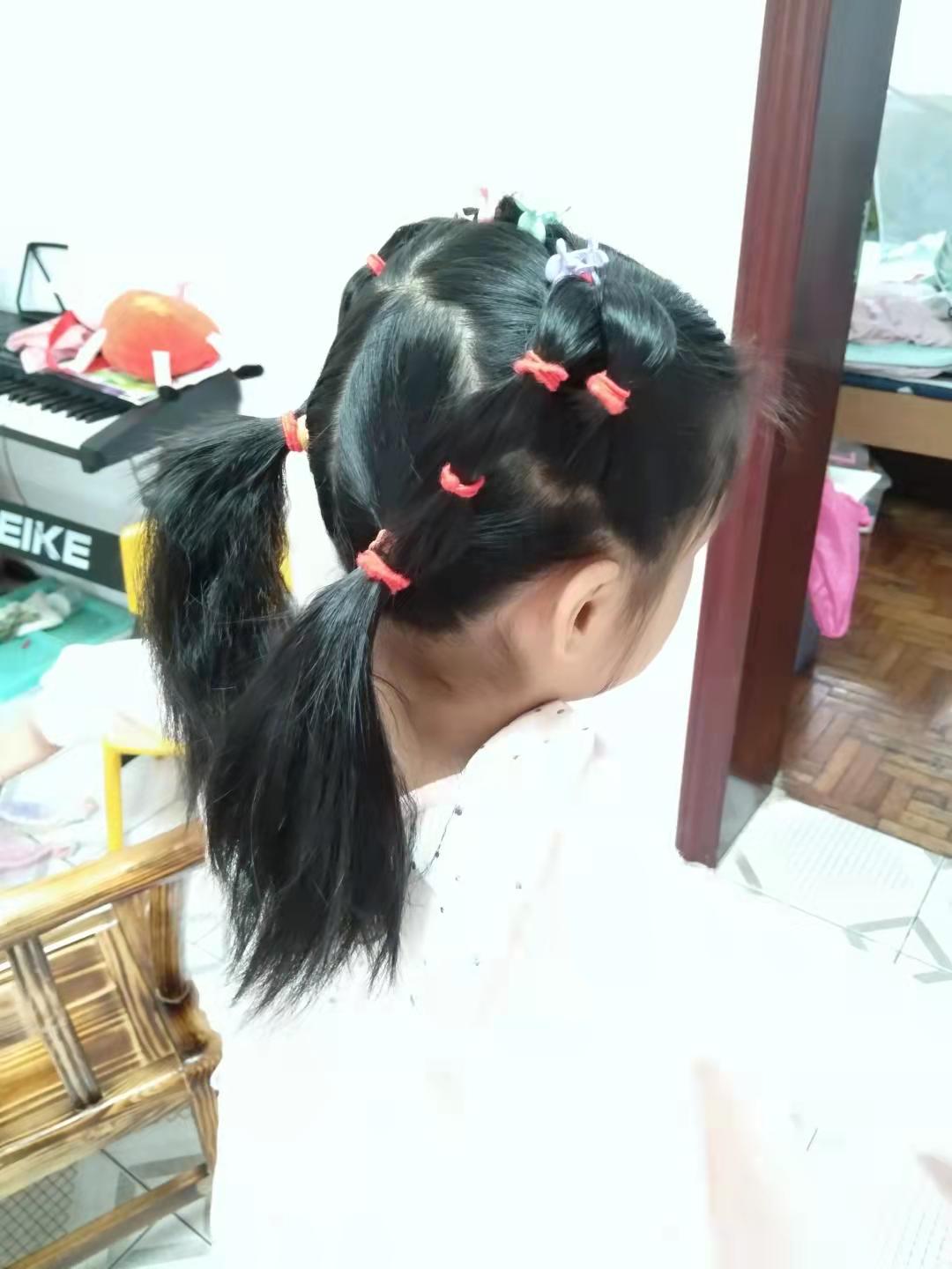 2个小辫子就是4根哦,头发长的小朋友再多用几根