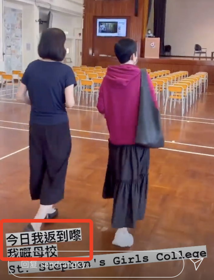 吴君如带丈夫女儿回母校，陈可辛厚底鞋抢镜，女儿身高快赶上妈妈