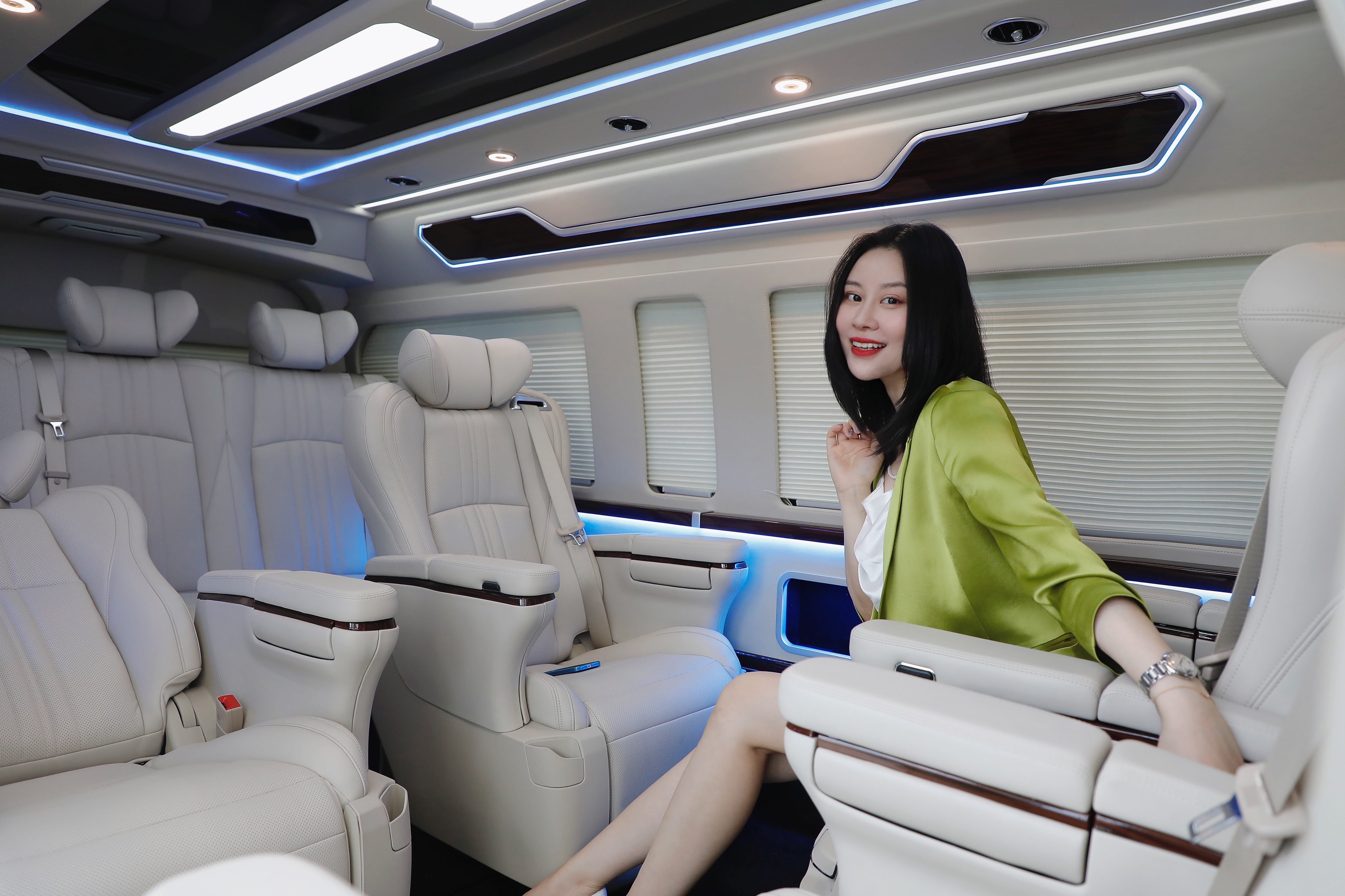 实拍5.9米长的丰田保姆车！配4个埃尔法航空座椅，MPV头号霸主？