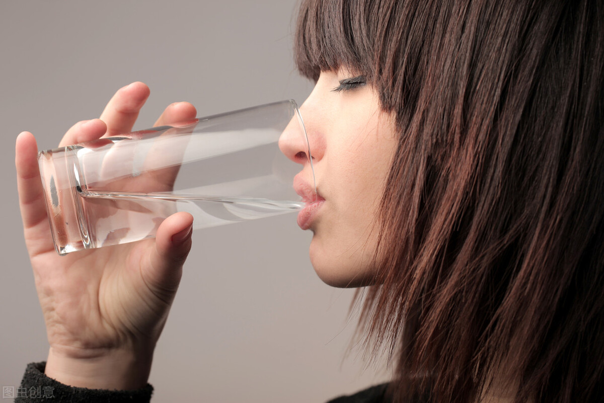 喝水的人素材-喝水的人图片-喝水的人素材图片下载-觅知网