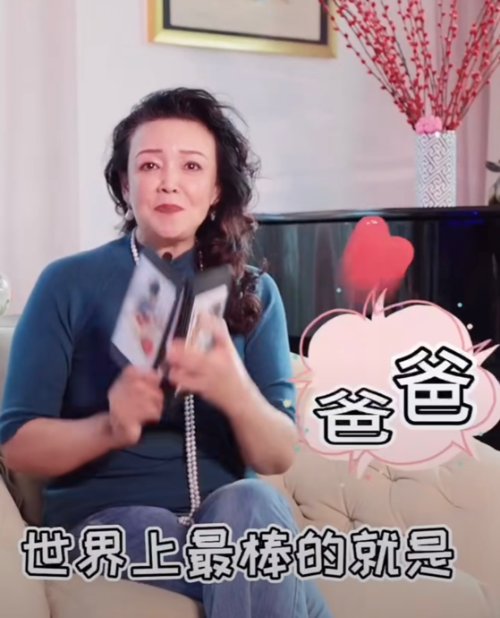 汪小菲母亲翻孙子照片，因思念眼眶湿润，与儿媳大S长期分隔两地