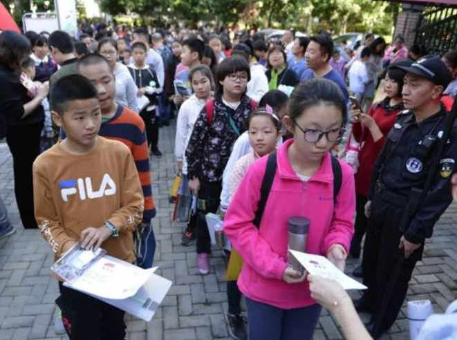 中小学英语踢出主科行列呼声变高，是否真的实现？官方回应来了