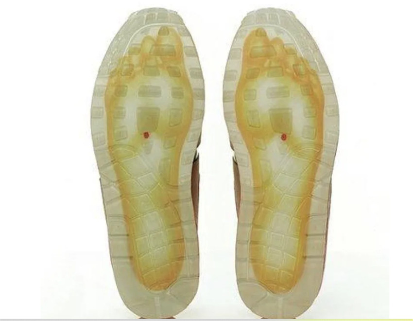 陈冠希潮牌clot与Nike联名新款球鞋，鞋底是针灸穴位图？