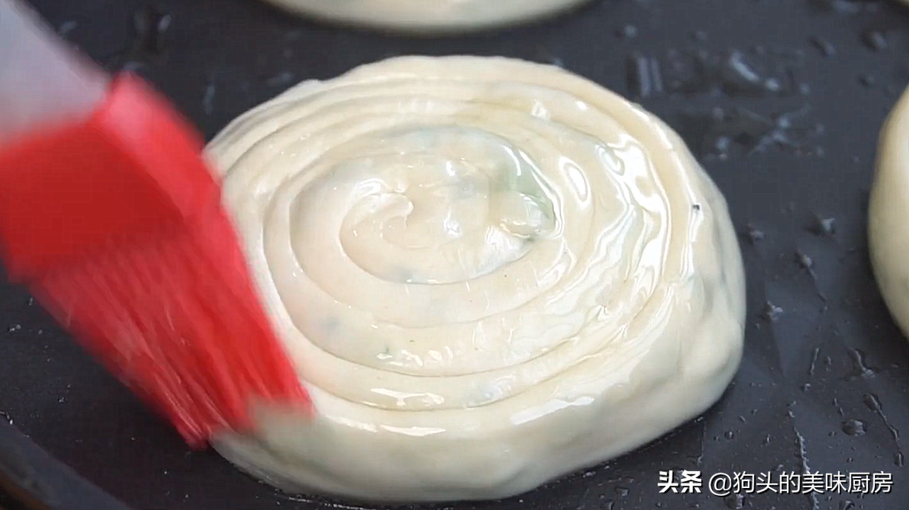 酥掉渣的葱油饼，原来是卷出来的，外酥里软，凉了也不发硬，真香