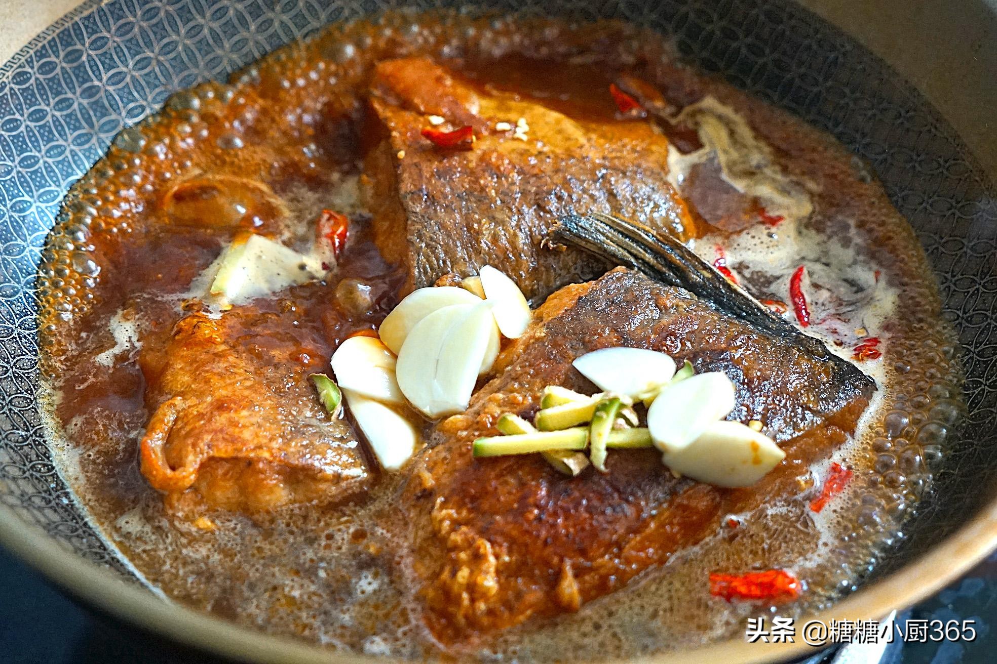 这鱼我从不直接烧，先腌一腌再红烧，比鲜鱼还要下饭，食欲全开