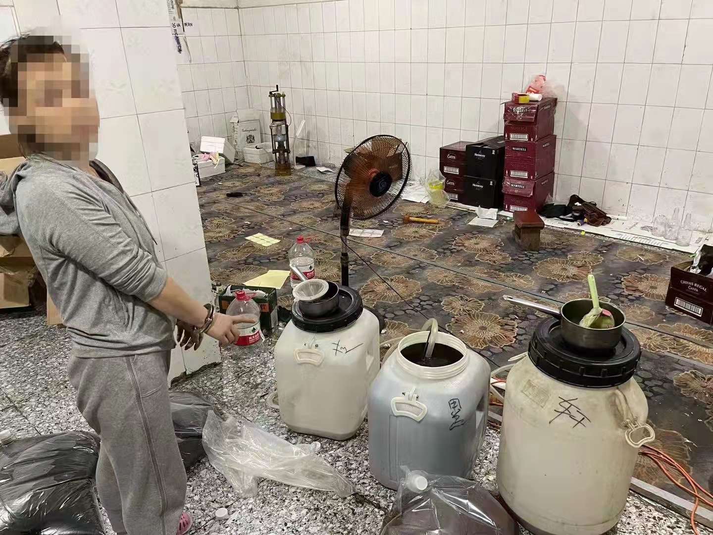 西安高新警方破获制售假洋酒案
