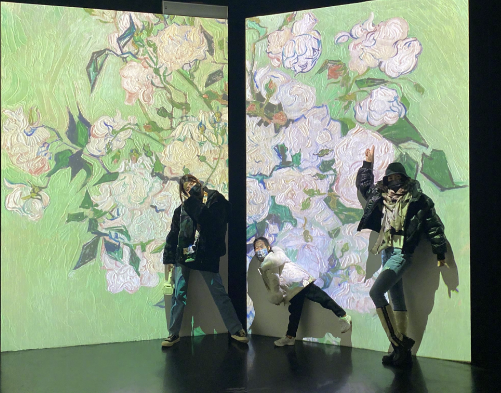 章子怡晒出游照，全家抱团取暖，继女小苹果坐中间家庭地位提升