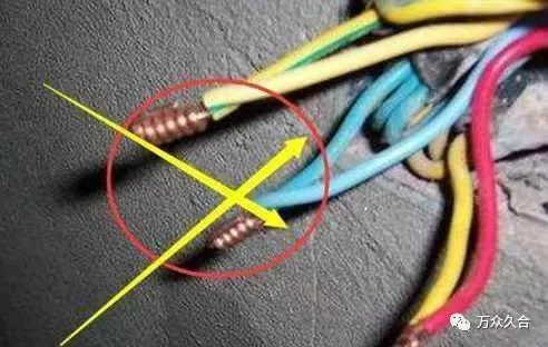 一开始工人这样接电线，我以为偷工，老师傅一看说手法专业