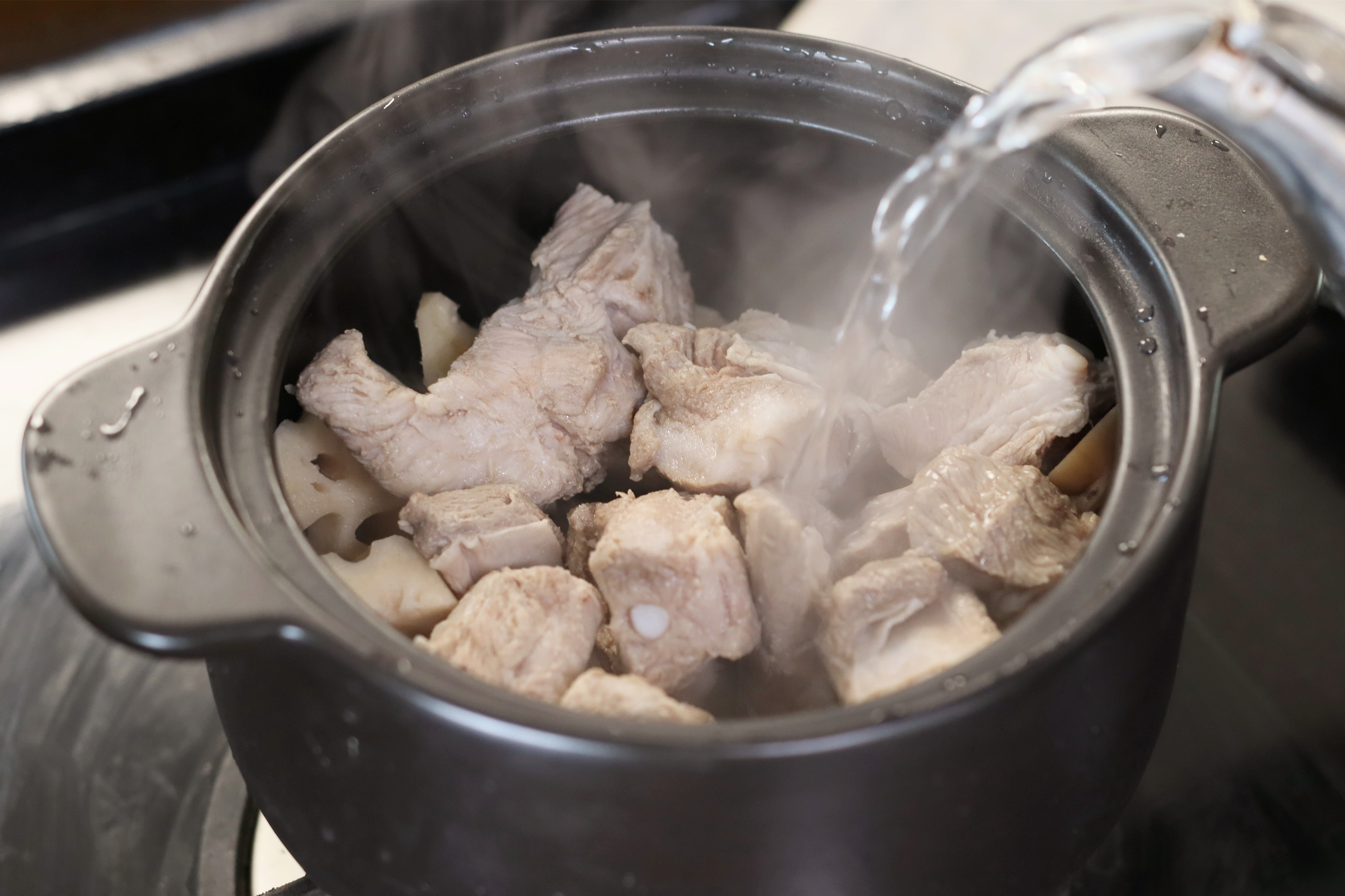 煲汤炖排骨，调味料不能乱用，只用一味料就行，肉味足汤鲜美