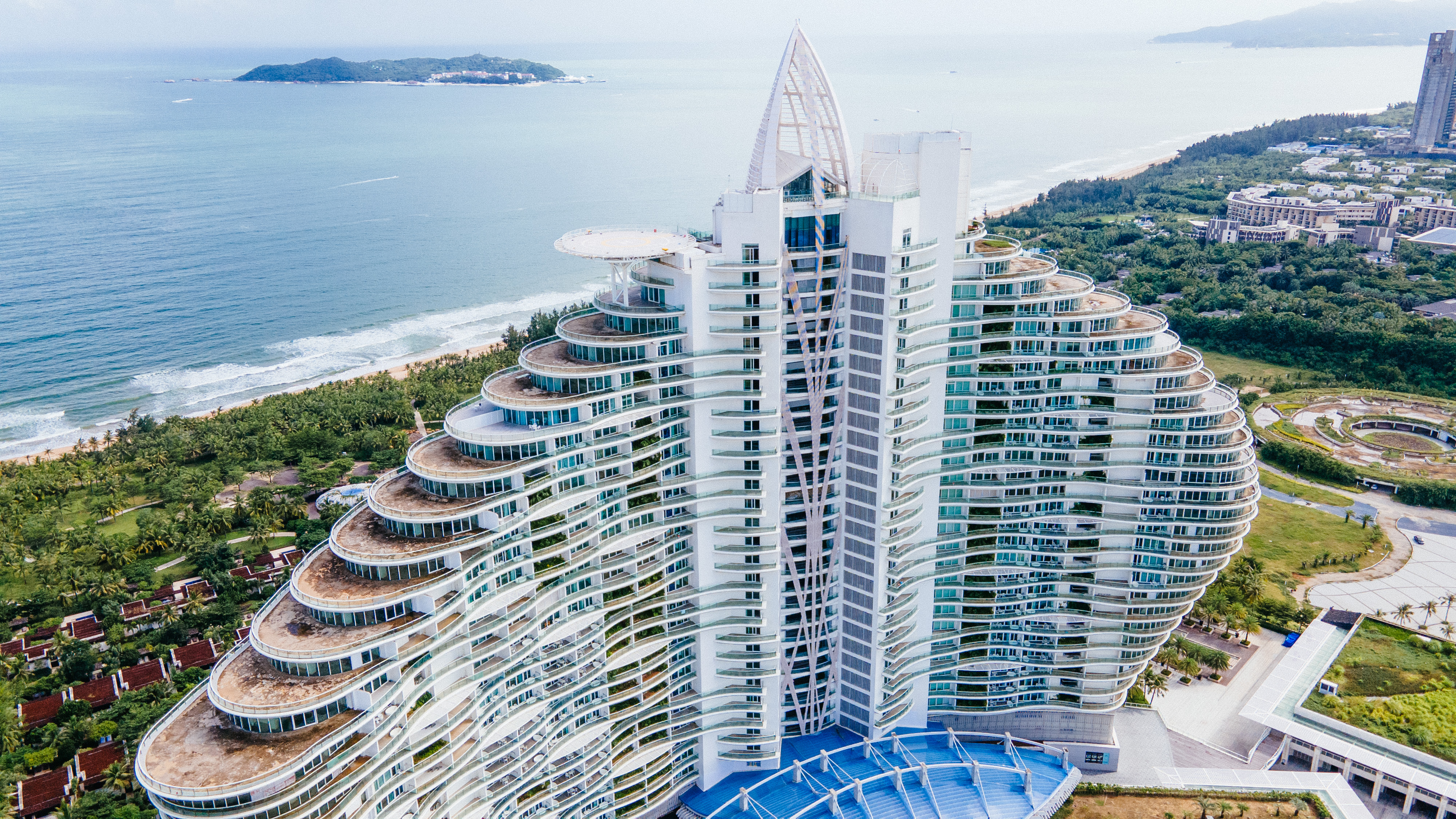 红树林酒店坐落于风光麝旋的海棠湾,建筑外型与迪拜帆船酒店一脉相承