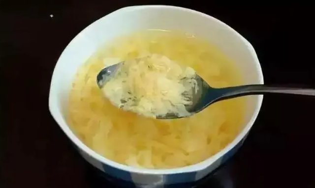 “开水冲鸡蛋”滴香油，坚持喝半年，最后会怎么样？医生揭晓真相